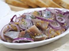 Закуска из сельди с луком и зернистой горчицей
