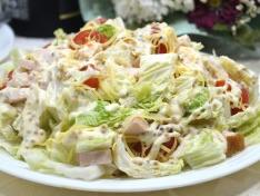 Салат с копченой куриной грудкой и пекинской капустой Венди