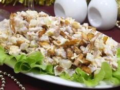 Новогодний салат с ананасами, куриным филе и картофелем фри Ночь чудес