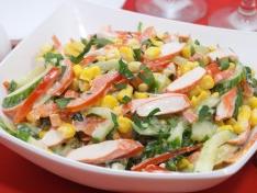 Салат с крабовыми палочками, кукурузой, огурцом и болгарским перцем