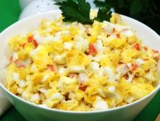 Салат с крабовыми палочками, сыром и яйцом