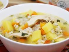 Куриный суп с перловкой и овощами