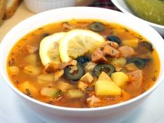 Солянка с маслинами