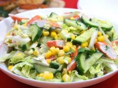 Салат с крабовыми палочками, пекинской капустой, огурцами и кукурузой