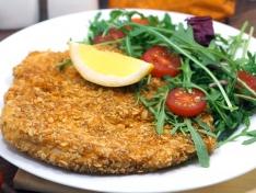 Куриный шницель в панировке из овсяных хлопьев