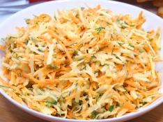 Салат с черной редькой, морковью и огурцом