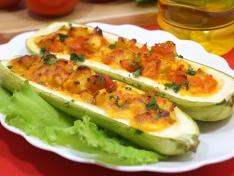 Лодочки из кабачков с курицей и сыром