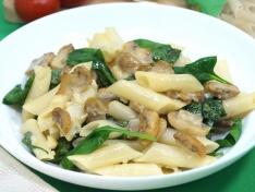 Сливочные макароны с грибами и шпинатом