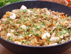 Гречка с курицей и овощами в сливочном соусе