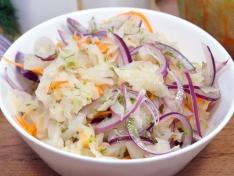 Салат из квашеной капусты с луком и маслом