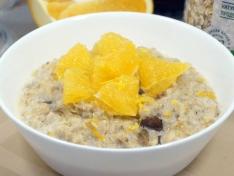 Овсяная каша с апельсином и изюмом