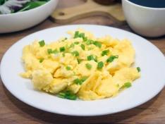 Скрэмбл с зеленым луком