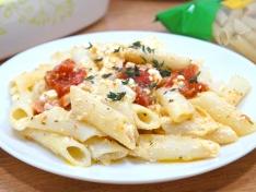 Макароны с сыром фета и помидорами