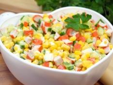 Классический салат из крабовых палочек с огурцом
