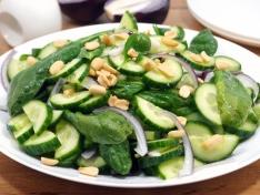 Салат «Зеленый великан» с огурцом и шпинатом