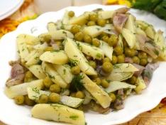 Салат с селедкой, запеченным картофелем и горошком