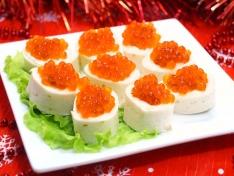 Рулетики из лаваша с красной икрой