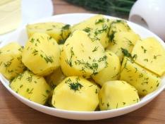 Отварной картофель со сливочным маслом и укропом
