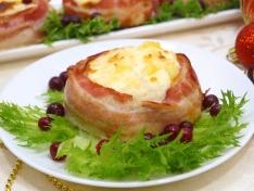 Мясные гнезда с ананасом и сыром в беконе