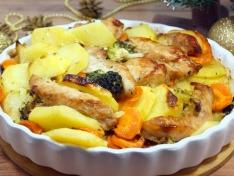 Праздничное куриное филе в соевом соусе с овощами в духовке