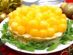 Новогодний салат с кукурузными шариками «Бабл»