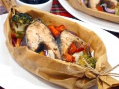 Горбуша запеченная в духовке с овощами в лодочках из пергамента