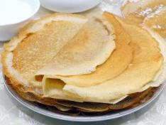 Тонкие блины на молоке и сухих дрожжах с дырочками