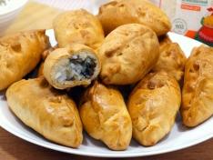 Печеные пирожки с рисом и грибами в духовке