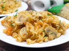Макароны с грибами и помидорами в сметанном соусе