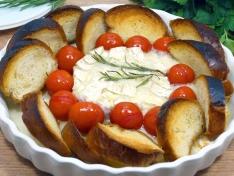 Камамбер запеченный в духовке с багетом