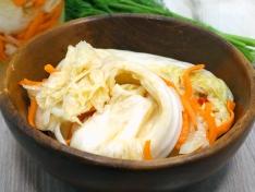 Маринованная пекинская капуста быстрого приготовления с луком и морковью