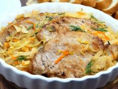 Мясо с квашеной капустой в духовке