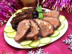 Мясо, шпигованное чесноком и морковью - рецепт