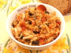 Тушеная капуста с помидорами и маслинами - рецепт