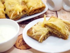 Запеченные блины с курицей и грибами - рецепт