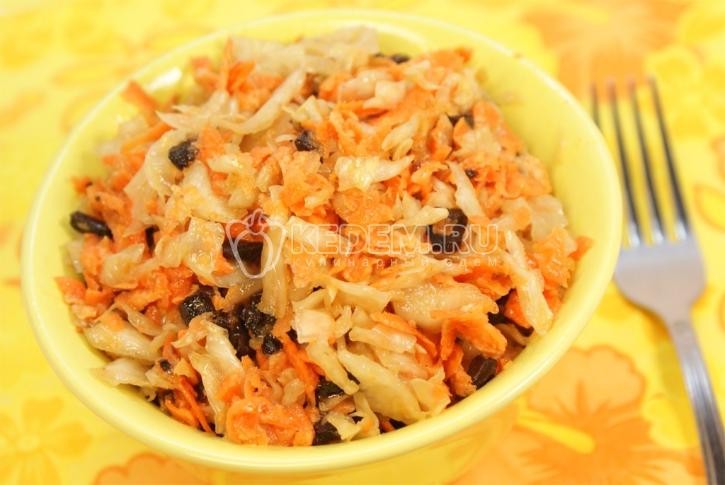 Салат морковный с квашеной капустой и черносливом