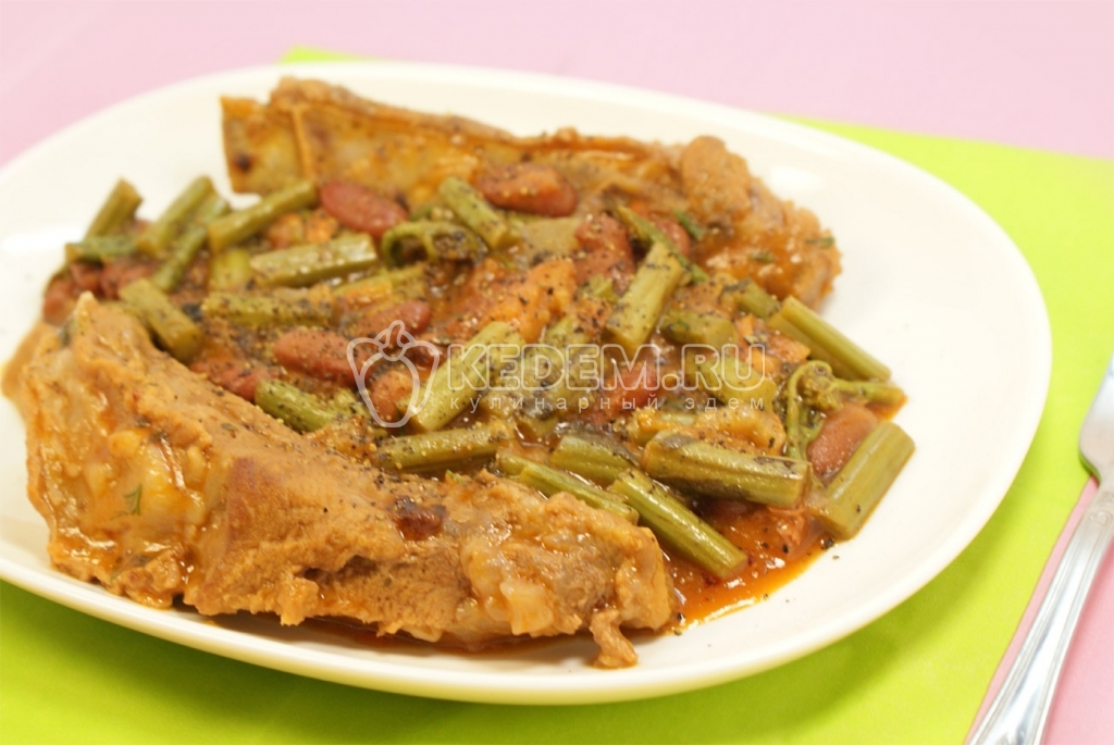 Свиные ребрышки с папоротником и фасолью