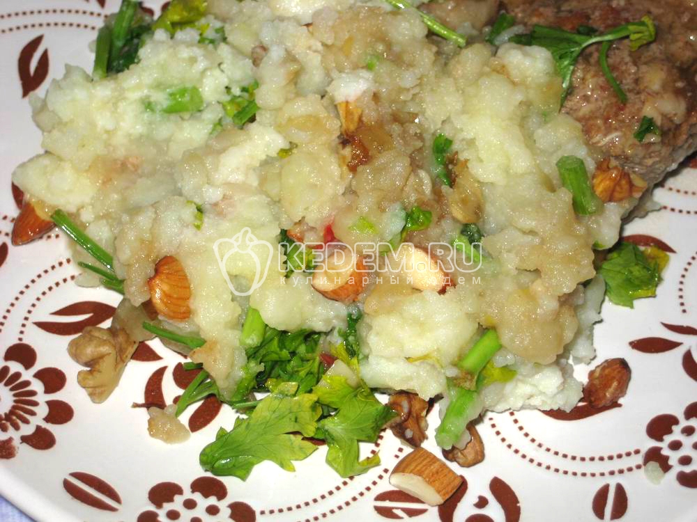 Картофельное пюре в остром соусе с орехами