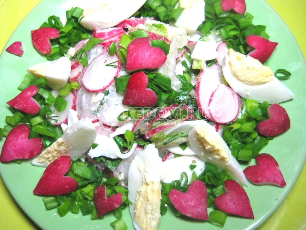 Салат из редиса с яйцом и зеленью