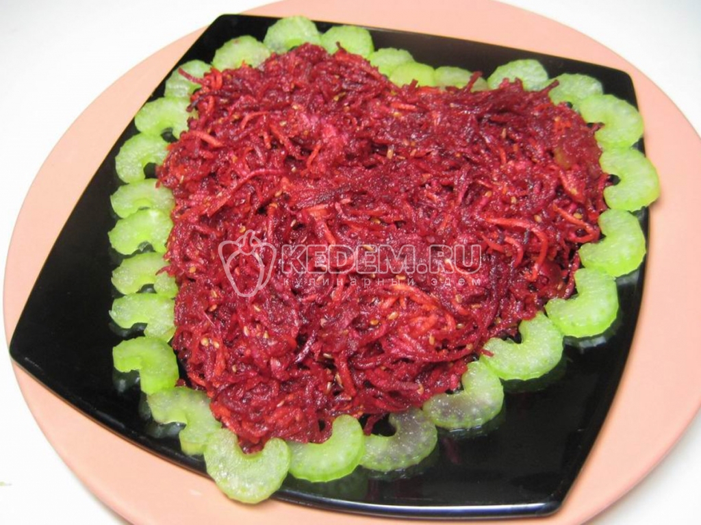 Салат из овощей с яблочком и кунжутом