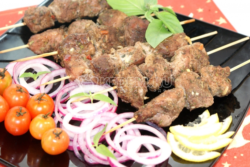 Мясо на деревянных шпажках