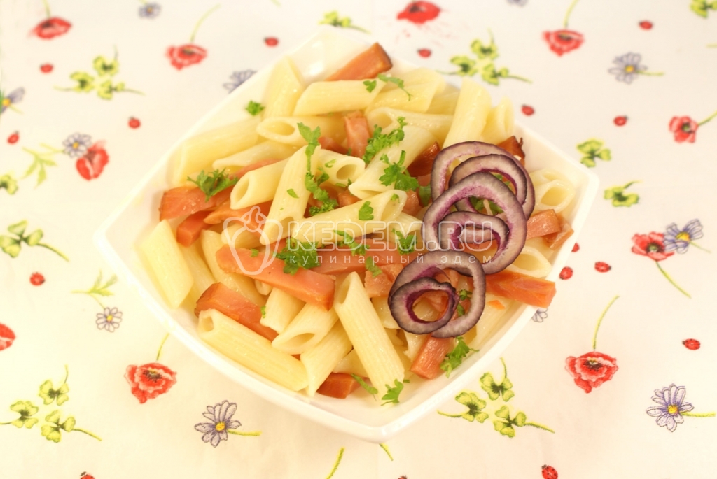 Горячий салат с макаронами и лососем