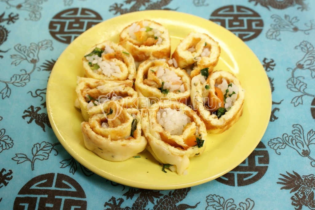 Яично-сырный рулет с рисом и овощами