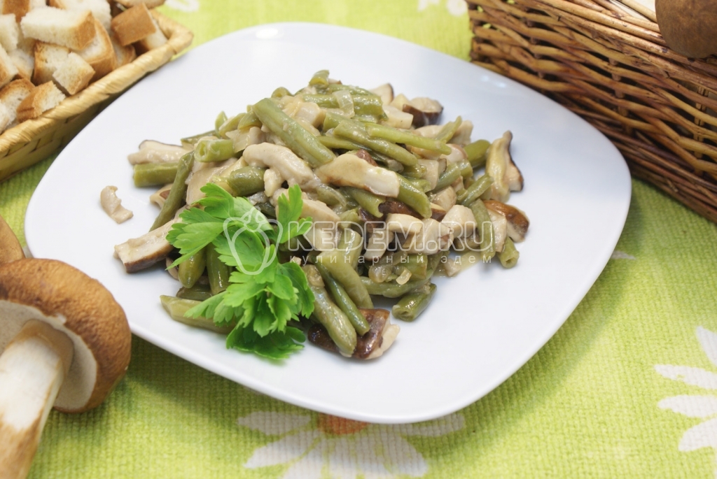 Белые грибы со стручковой фасолью