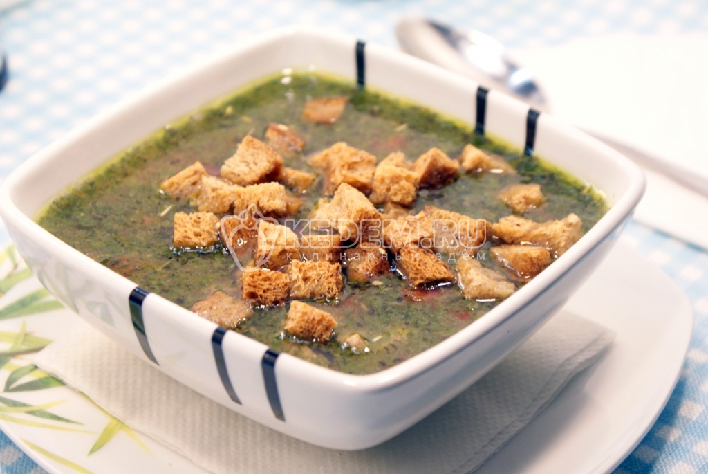 Зелёный суп с курицей и соусом песто