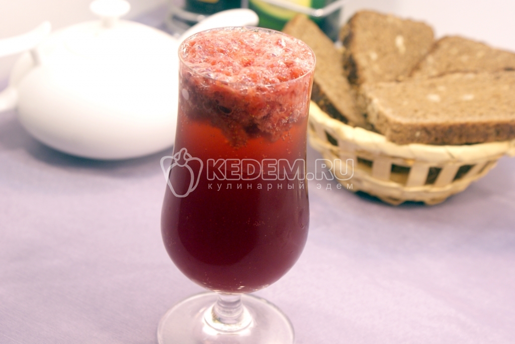 Коктейль с красным вином и клубникой