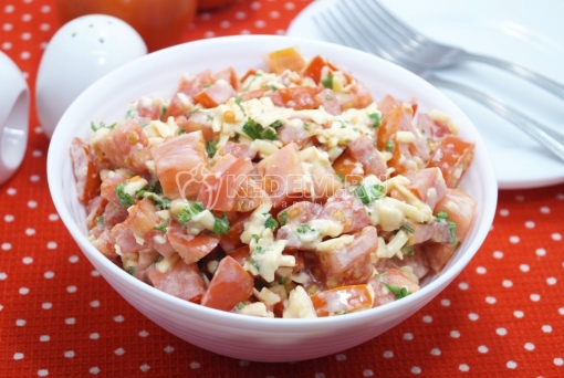 Салат с помидорами, сыром и чесноком