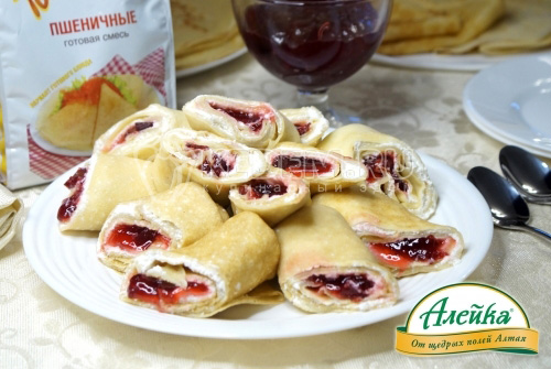 Блинчики с творожным кремом и брусничным джемом