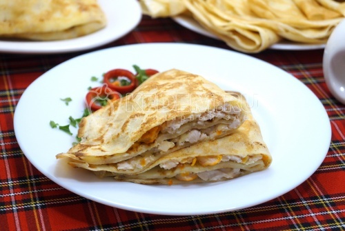 Блинные уголки с копченой курицей и сыром