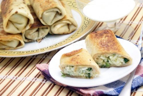 Блины на кефире, фаршированные яйцом, рисом и луком